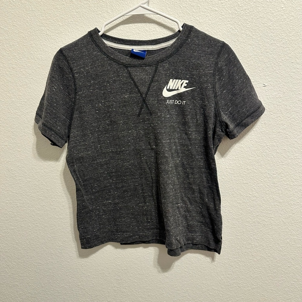 Nike women’s dark gray Short Sleeve Tee size M pre owned